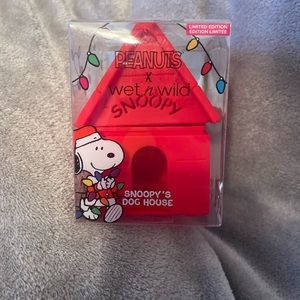 Wet N Wild Snoopy dog house